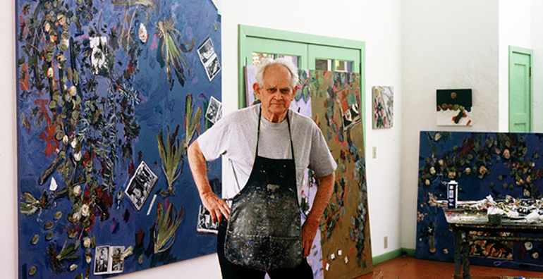 Manny Farber en su taller con el cuadro Ingenious Zeus (2000)