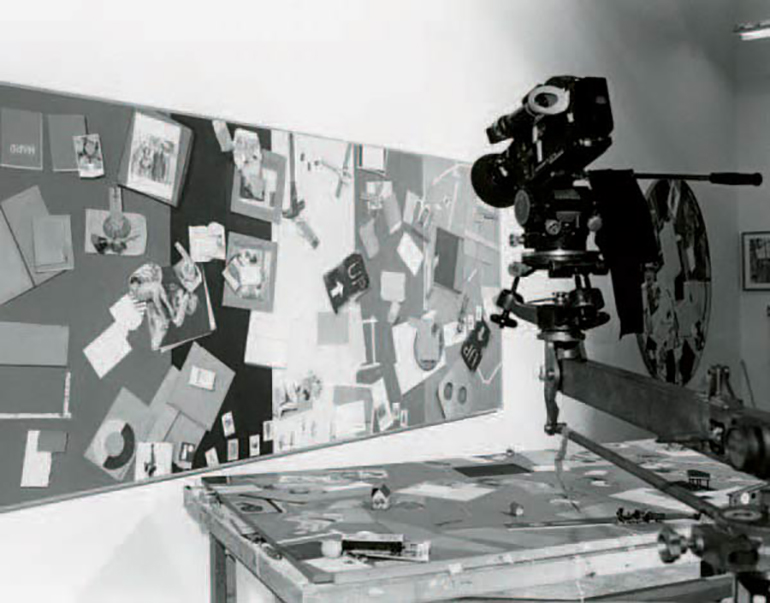 Fotografía de producción de Routine Pleasures (Jean-Pierre Gorin, 1986), con cuadros de Farber al fondo. © Babette Mangolte
