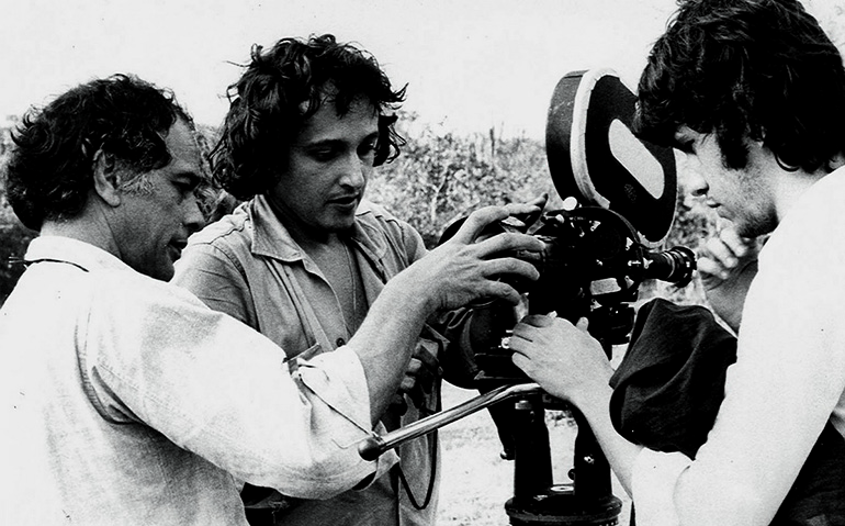 Nelson Pereira dos Santos con sus colaboradores durante un rodaje